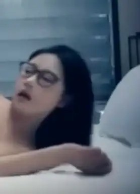 黑丝眼镜妹